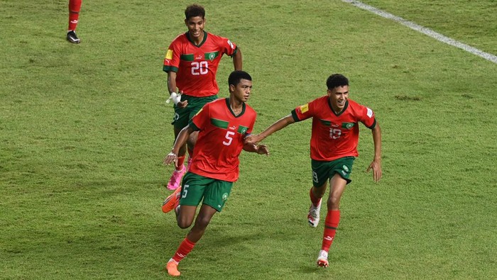 Timnas Indonesia U-17 kalah dari Maroko U-17 di laga penentuan Grup A Piala Dunia U-17 2023. Garuda Muda tumbang 1-3. Maroko vs Indonesia dalam laga terakhir Grup A Piala Dunia U-17 2023 berlangsung di Stadion Gelora Bung Tomo, Surabaya, Kamis (16/11/2023).