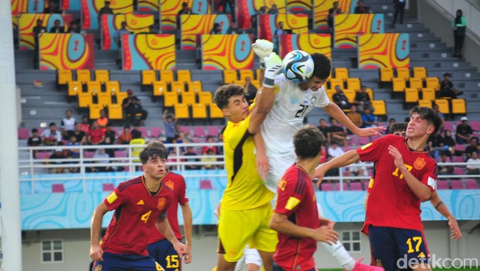 Laga pamungkas grup B antara Uzbekistan vs Spanyol di stadion Manahan Solo, Kamis (16/11).