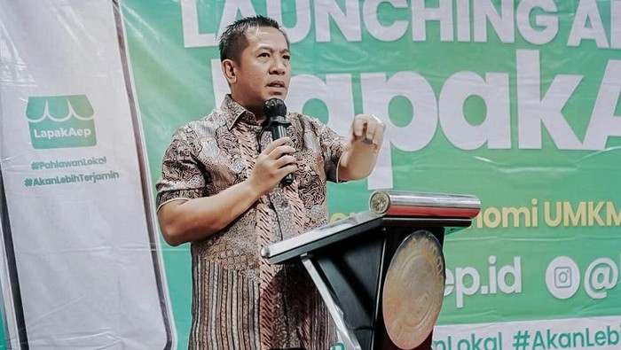 Plt Bupati Karawang Aep Syaepuloh saat melaunching aplikasi LapakAep