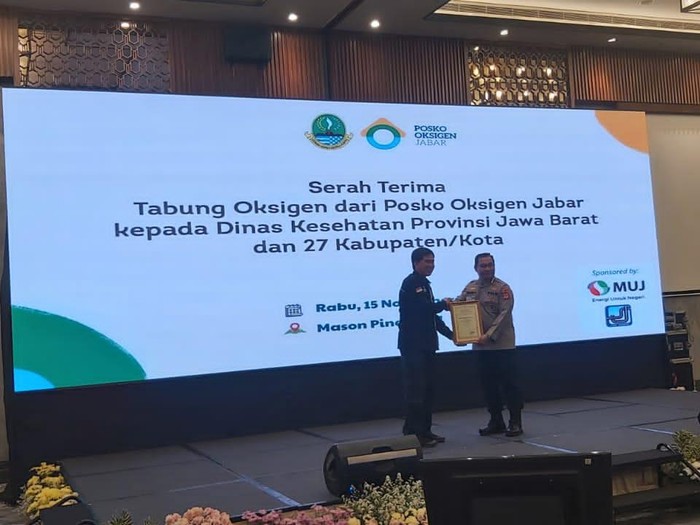 Polda Jabar raih penghargaan dari Pemprov Jabar karena peran aktif mendistribusikan oksigen kepada pasien COVID-19 saat pandemi.