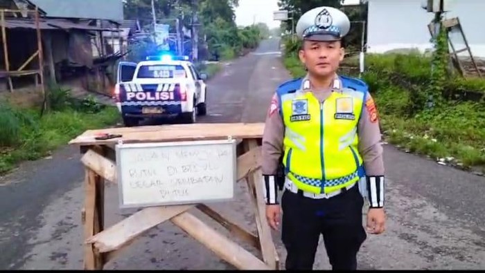 Polisi melakukan penutupan jalan menuju jembatan BTS Ulu yang ambruk
