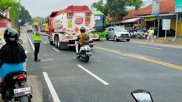 Polisi menunjukkan TKP kecelakaan di Jalan Nasional Jogja -Wates, Sentolo, Kulon Progo, Kamis (16/11/2023)