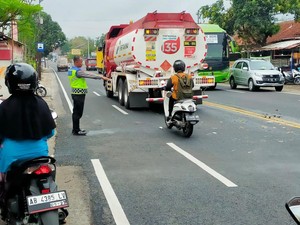 Tukang Bakso Tabrakan di Sentolo, Gerobak Seisinya Tumpah Berserakan