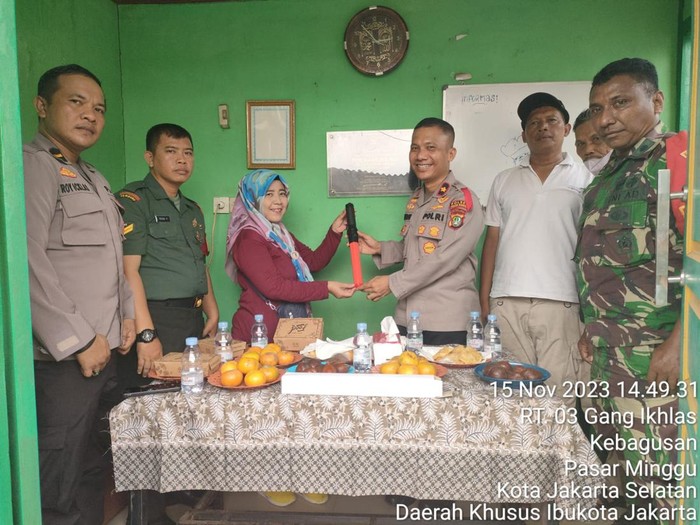 Polsek Pasar Minggu cek Pos Kamling untuk memastikan Satkamling beroperasi (dok. Ist)