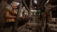 Perajin menyelesaikan pembuatan tenun serat alam di Moyudan, Sleman, DI Yogyakarta, Kamis (16/11/2023).   