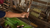 Kerajinan serat alam berbahan dasar lidi, enceng gondok dan pandan itu memperdayakan pekerja dari warga sekitar desa wisata Gamplong.  