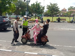 Ternyata Begini Video Utuh Power Ranger Pink Terciduk Polisi