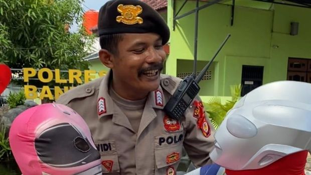 Power Ranger Pink dan Ultraman diciduk polisi di Bantul, Kamis (16/11/2023). Ternyata ini konten parodi untuk edukasi berlalu lintas.