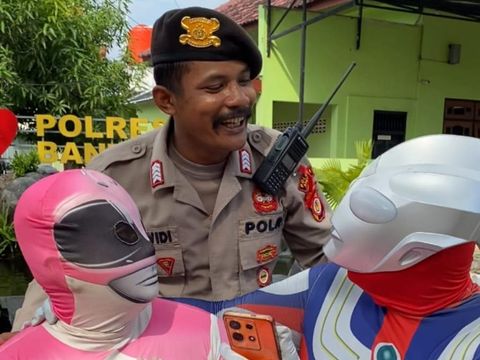 Power Ranger Pink dan Ultraman diciduk polisi di Bantul, Kamis (16/11/2023). Ternyata ini konten parodi untuk edukasi berlalu lintas.