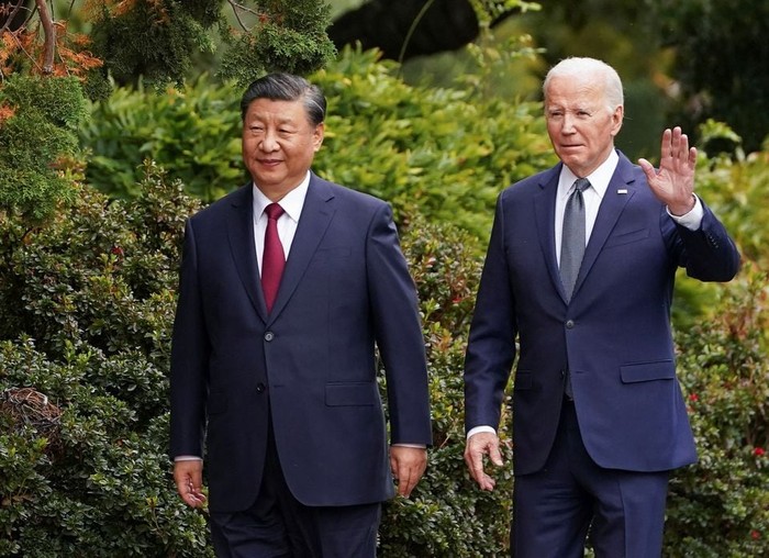 U.S. President Joe Biden waves as he walks with Chinese President Xi Jinping at Filoli estate on the sidelines of the Asia-Pacific Economic Cooperation (APEC) summit, in Woodside, California, U.S., November 15, 2023. REUTERS/Kevin Lamarque Acquire Licensing Rights