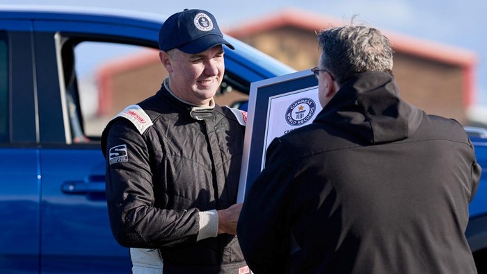 Paul Swift achieves the Guinness World Record for 'The tightest gap (44cm) driven through on two wheels in a pick up truck' in Silverstone, Britain November 9, 2023 in this handout picture released in celebration of Guinness World Records Day 2023.  Guinness World Records Day 2023/Handout via REUTERS  ATTENTION EDITORS - THIS IMAGE HAS BEEN SUPPLIED BY A THIRD PARTY. NO RESALES. NO ARCHIVES. IMAGE FREE OF CHARGE FOR NEWS USAGE FOR TWO WEEKS FROM 16 NOVEMBER 2023 - NO NEW USE AFTER 0001GMT NOVEMBER 30, 2023. ENABLING CONTENT ID OR RIGHTS MANAGEMENT ON DIGITAL PLATFORMS IS NOT PERMITTED. MANDATORY CREDIT. IMAGES MUST NOT BE CROPPED OR ALTERED.