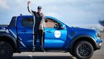 Pria Ini Pecahkan Rekor Kendarai Mobil dengan Dua Roda