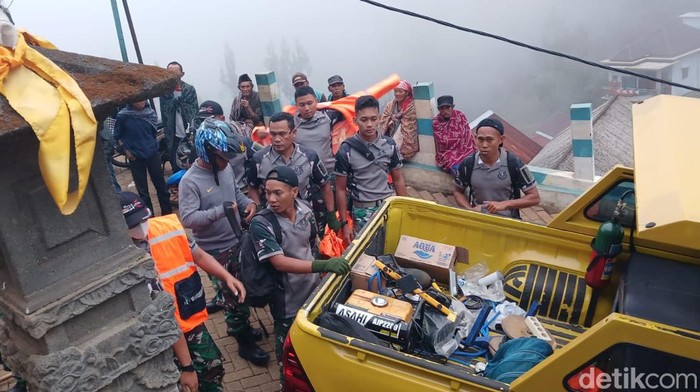 Proses evakuasi jenazah awak pesawat Super Tucano yang jatuh di Pasuruan.