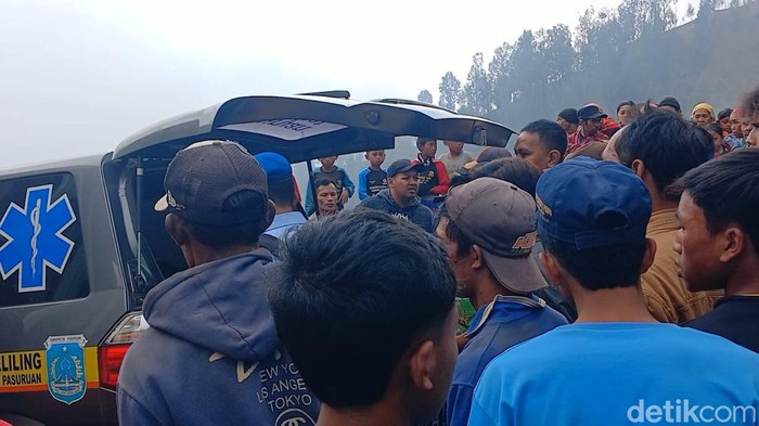 Proses evakuasi jenazah awak pesawat Super Tucano yang jatuh di Pasuruan.