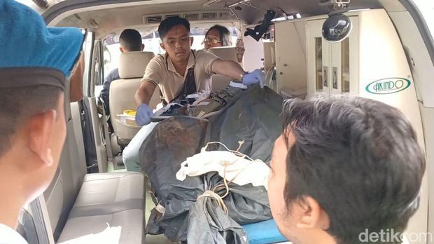Proses evakuasi jenazah awak pesawat Super Tucano yang jatuh di Pasuruan.