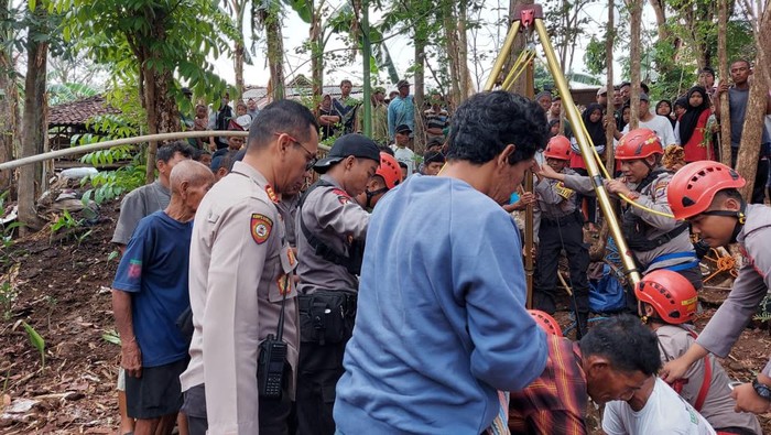 Proses evakuasi Mbah Marto dari dasar sumur di Pleret Bantul, Kamis (16/11/2023).