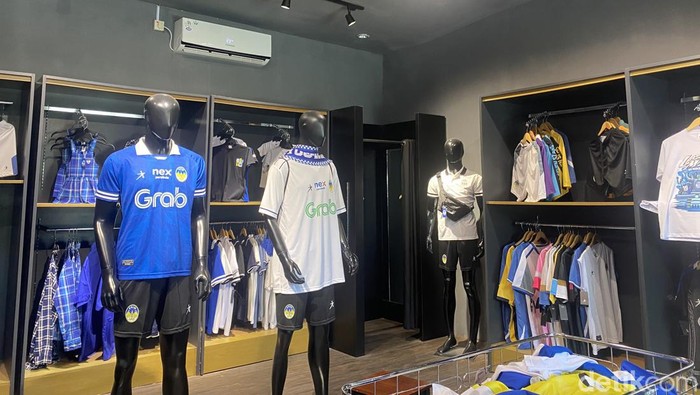 PSIM Store, toko official merchandise PSIM Jogja di utara Stadion Mandala Krida, Kamis (16/11/2023).
