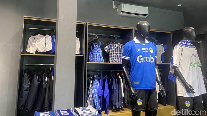 PSIM Store berlokasi di dekat Stadion Mandala Krida Jogja bisa meraup cuan hingga seratusan juta per bulannya dari penjualan jersey hingga syal.