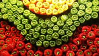 Rak khusus paprika ini sepertinya tak mungkin berada di supermarket. Kreativitas pekerja supermarket yang tinggi membuatnya tampak seperti pameran karya seni. Foto: Little Things