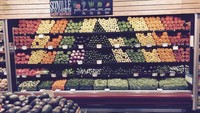 Rak sayur biasanya menjadi bagian yang paling berantakan di supermarket. Tetapi di sini rak sayur segar menjadi area paling berpola dan berwarna. Foto: Little Things