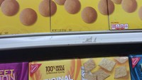 Kemasan biskuit ternyata tak hanya diciptakan secara seragam. Tetapi di tangan seorang pekerja supermarket, kemasan biskuit ini seolah didesain dengan gambar yang menyambung. Foto: Little Things