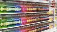 Deretan minuman bersoda di supermarket ini didesain dengan cara yang tidak biasa. Warna diruntutkan dari yang paling terang hingga yang paling gelap. Foto: Little Things