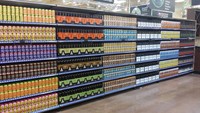 Rak minuman ini punya susunan yang tak biasa. Warna, ukuran, hingga bentuk kemasannya benar-benar diatur sedemikian rupa sehingga terlihat begitu cantik. Foto: Little Things