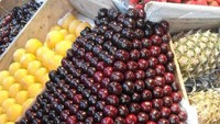 Menyusun buah di bagian sudut? Tak masalah untuk pekerja supermarket ini. Sisa bagian kosong pada sudut rak tak membuat apel ini berantakan. Foto: Little Things