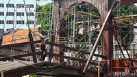 Jembatan yang sedang direhabilitasi itu menghubungkan Jalan Kali Besar Timur dan Kali Besar Barat.  