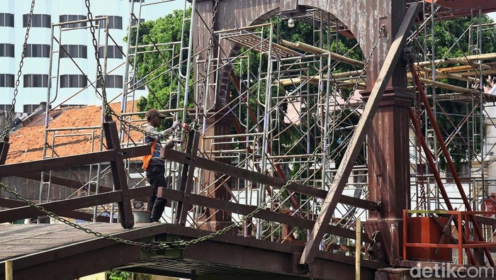 Rehabilitasi Jembatan Gantung Tertua di Jakarta Pekerja menyelesaikan proyek rehabilitasi Jembatan Kota Intan di kawasan Kota Tua, Tamansari, Jakarta Barat, Kamis (16/11/2023). Jembatan Kota Intan merupakan jembatan gantung kayu tertua di Indonesia yang dibangun pada tahun 1628 pada era pemerintah VOC Belanda.