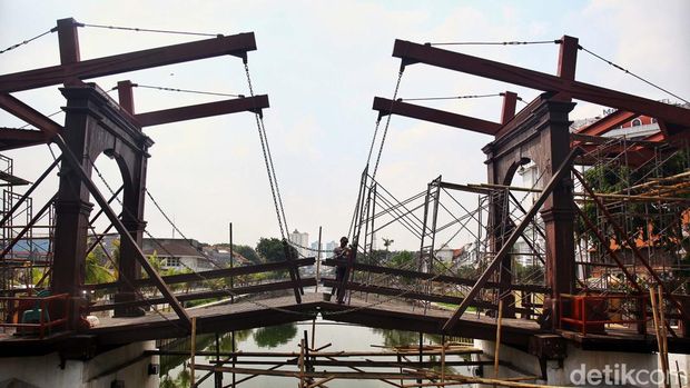 Pekerja menyelesaikan proyek rehabilitasi Jembatan Kota Intan di kawasan Kota Tua, Tamansari, Jakarta Barat, Kamis (16/11/2023). Jembatan Kota Intan merupakan jembatan gantung kayu tertua di Indonesia yang dibangun pada tahun 1628 pada era pemerintah VOC Belanda.