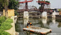 Jembatan Kota Intan merupakan jembatan gantung kayu tertua di Indonesia yang dibangun pada tahun 1628 pada era pemerintah VOC Belanda.