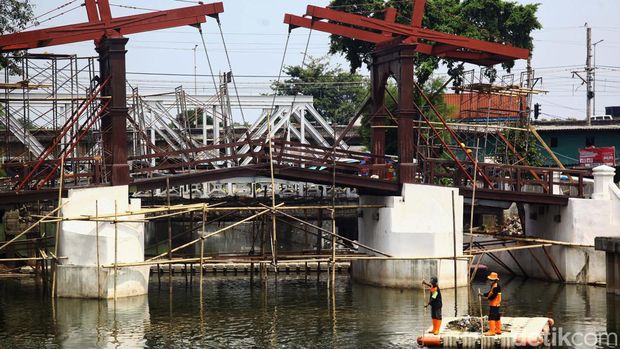 Pekerja menyelesaikan proyek rehabilitasi Jembatan Kota Intan di kawasan Kota Tua, Tamansari, Jakarta Barat, Kamis (16/11/2023). Jembatan Kota Intan merupakan jembatan gantung kayu tertua di Indonesia yang dibangun pada tahun 1628 pada era pemerintah VOC Belanda.