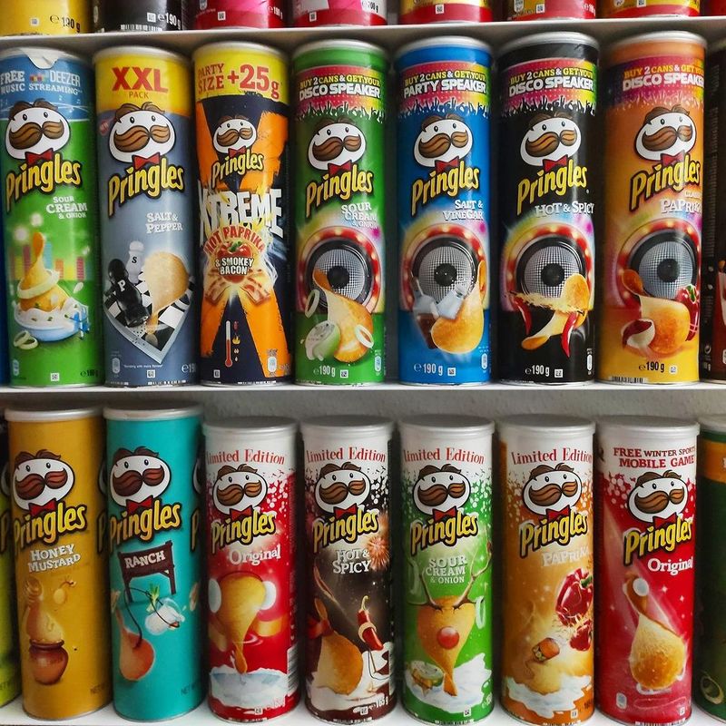 Rekor dunia koleksi 263 tabung Pringles