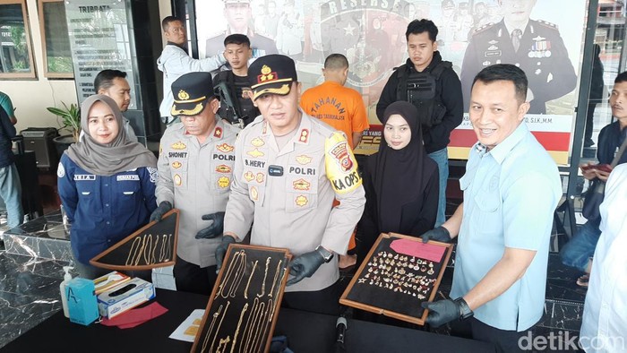 Rilis pelaku perampokan toko mas di Mapolres Tasikmalaya Kamis (16/11/2023).