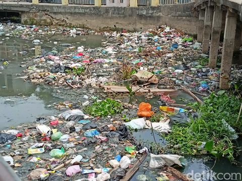 Sampah yang mencemari Sungai Aur dikeluhkan warga berbau tak sedap