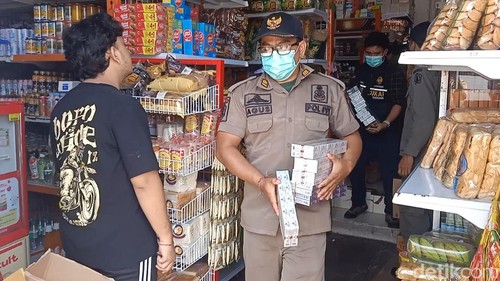 Petugas gabungan menyita rokok ilegal di salah satu toko di Kecamatan Negara, Kabupaten Jembrana, Kamis (16/11/2023). (I Putu Adi Budiastrawan/detikBali).