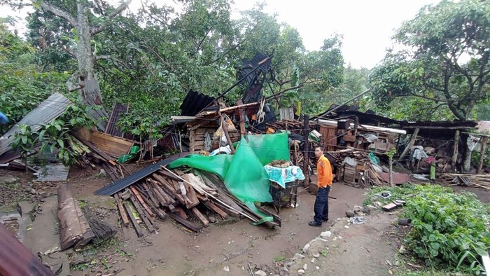 Sejumlah rumah warga Pagar Alam rusak diterjang puting beliung
