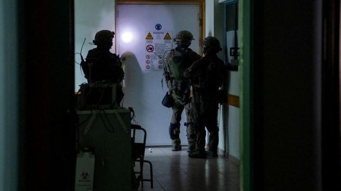 Sejumlah tentara Israel menggeledah Rumah Sakit Al-Shifa di Kota Gaza, pada 15 November 2023. (IDF VIA REUTERS)