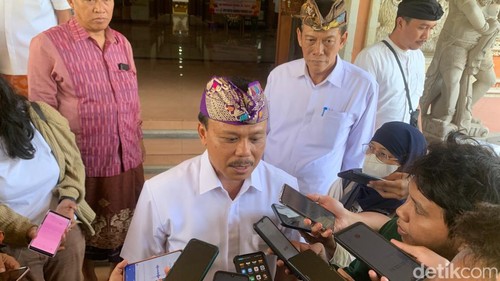 Sekda Provinsi Bali Dewa Made Indra di kantor DPRD Provinsi Bali, Kamis (16/11/2023).