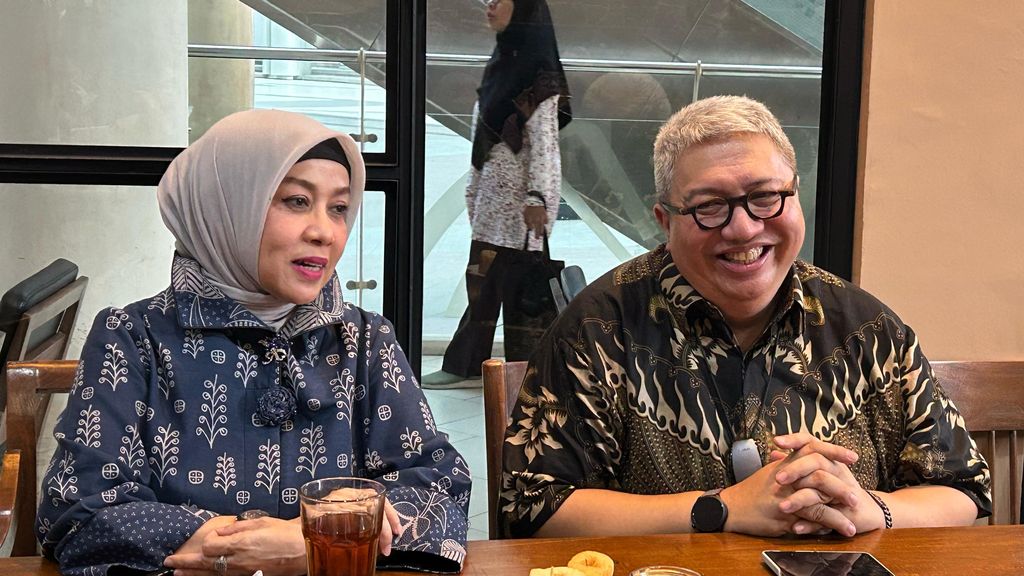 Sekretaris Jenderal Asosiasi Pengusaha Pemasok Pasar Modern Indonesia (AP3MI) Uswati Leman Sudi (kiri) dan Ketua Umum Asosiasi Pengusaha Ritel Indonesia (Aprindo) Roy Nicholas Mandey (kanan) saat konferensi pers di Jakarta, Rabu (15/11/2023). (CNBC Indonesia/Martyasari Rizky)