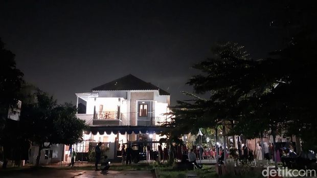 Situasi rumah duka salah satu awak pesawat TNI AU Super Tucano yang jatuh di Pasuruan.