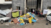 Sampah menumpuk di rumah sakit Al Shifa selama operasi darat Israel. Berdasarkan pernyataan tersebut, Israel meyakini telah memberikan waktu yang cukup kepada para agen Hamas yang dituduh berada di dalam rumah sakit untuk menghentikan aktivitas mereka di dalam gedung. Ahmed El Mokhallalati/via REUTERS