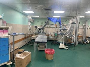 Kejinya Israel Tutup Bantuan, Dokter di Gaza Rawat Pasien sambil Kelaparan