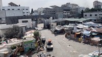 Tenda dan tempat berlindung yang digunakan oleh pengungsi Palestina berdiri di halaman rumah sakit Al Shifa selama operasi darat Israel. Pasukan Israel menggerebek rumah sakit terbesar di Gaza pada Rabu (15/11) pagi, tempat ratusan pasien, termasuk bayi baru lahir, terbengkalai karena persediaan yang semakin menipis dan tidak adanya listrik menyusul perluasan kendali militer Israel di seluruh Kota Gaza dan wilayah utara. Ahmed El Mokhallalati/via REUTERS