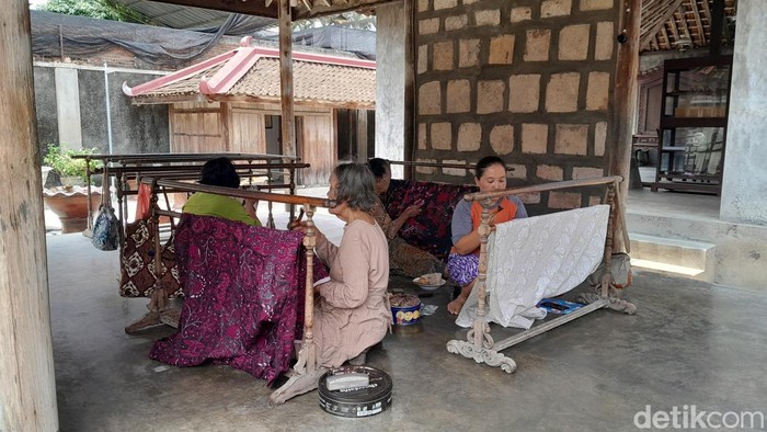 Suasana di Ndalem Hardjonegaran, Solo, Kamis (16/11/2023). Bangunan cagar budaya ini merupakan tempat pembuatan batik.