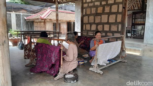Suasana di Ndalem Hardjonegaran, Solo, Kamis (16/11/2023). Bangunan cagar budaya ini merupakan tempat pembuatan batik.