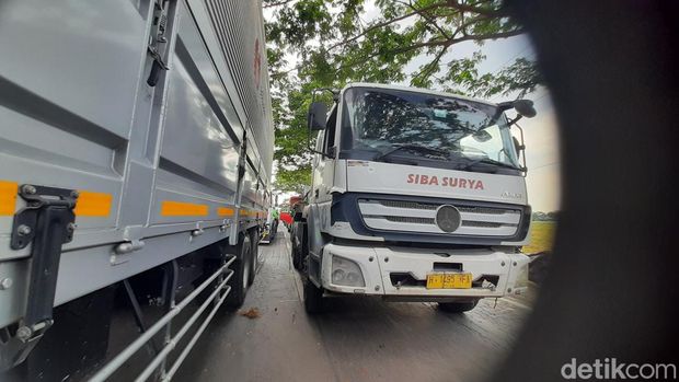Suasana macet di Pantura Pati-Rembang, Kamis (16/11/2023)