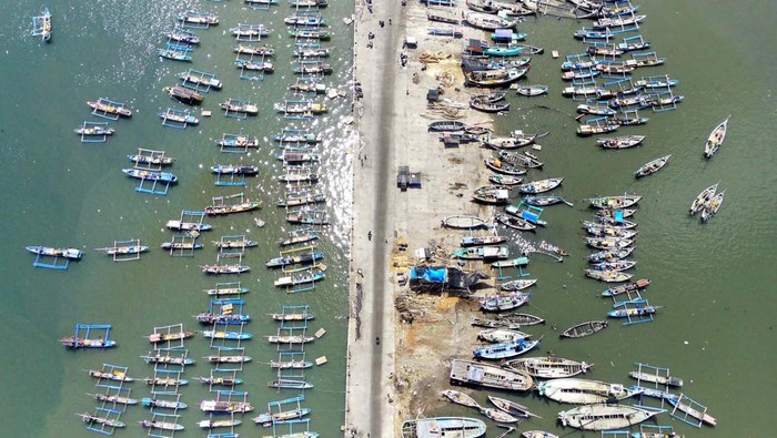 Foto udara panorama Pelabuhan perikanan Muncar di Banyuwangi, Jawa Timur, Rabu (15/11/2023). Pelabuhan perikanan tertua yang ada sejak masa Kerajaan Blambangan tersebut menjadi penghasil ikan lemuru terbesar yang hingga saat ini masih eksis berkontribusi terhadap hasil perikanan di Indonesia. ANTARA FOTO/Budi Candra Setya/rwa.