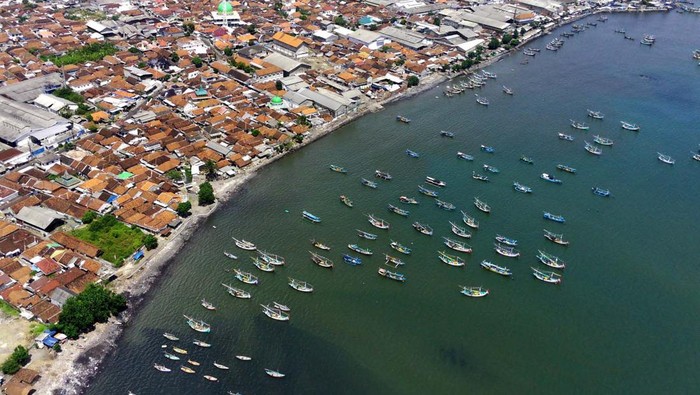Foto udara panorama Pelabuhan perikanan Muncar di Banyuwangi, Jawa Timur, Rabu (15/11/2023). Pelabuhan perikanan tertua yang ada sejak masa Kerajaan Blambangan tersebut menjadi penghasil ikan lemuru terbesar yang hingga saat ini masih eksis berkontribusi terhadap hasil perikanan di Indonesia. ANTARA FOTO/Budi Candra Setya/rwa.